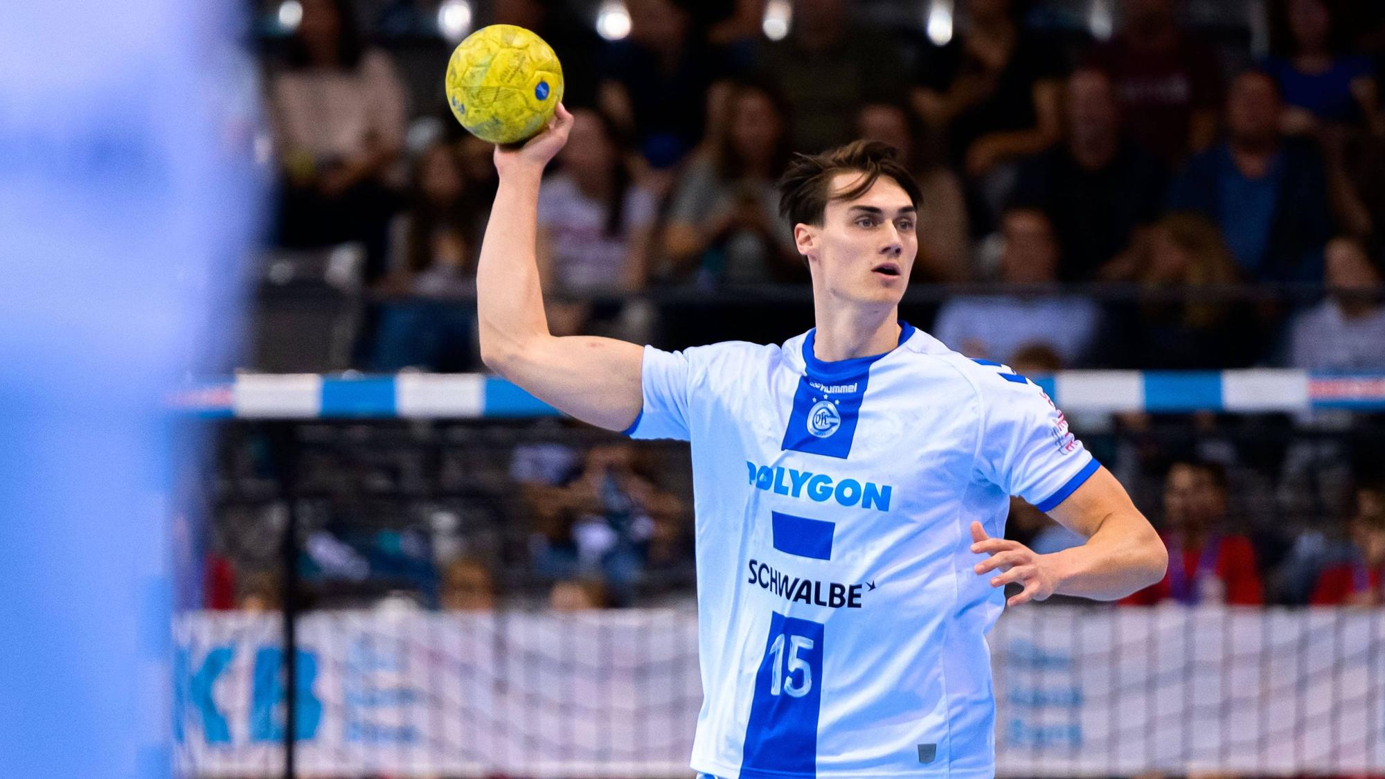 Miro Schluroff setzt mit dem Ball in der Hand zum Wurf an.