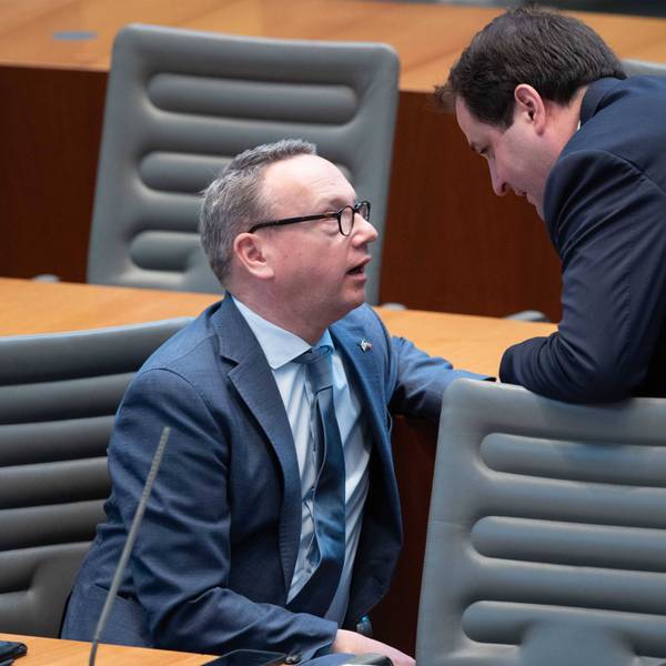 NRW-Justizminister Benjamin Limbach und der Chef der Staatskanzlei, Nathanael Liminski, sind im vertraulichen Gespräch im Landtag zu sehen.