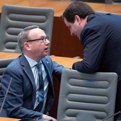 NRW-Justizminister Benjamin Limbach und der Chef der Staatskanzlei, Nathanael Liminski, sind im vertraulichen Gespräch im Landtag zu sehen.