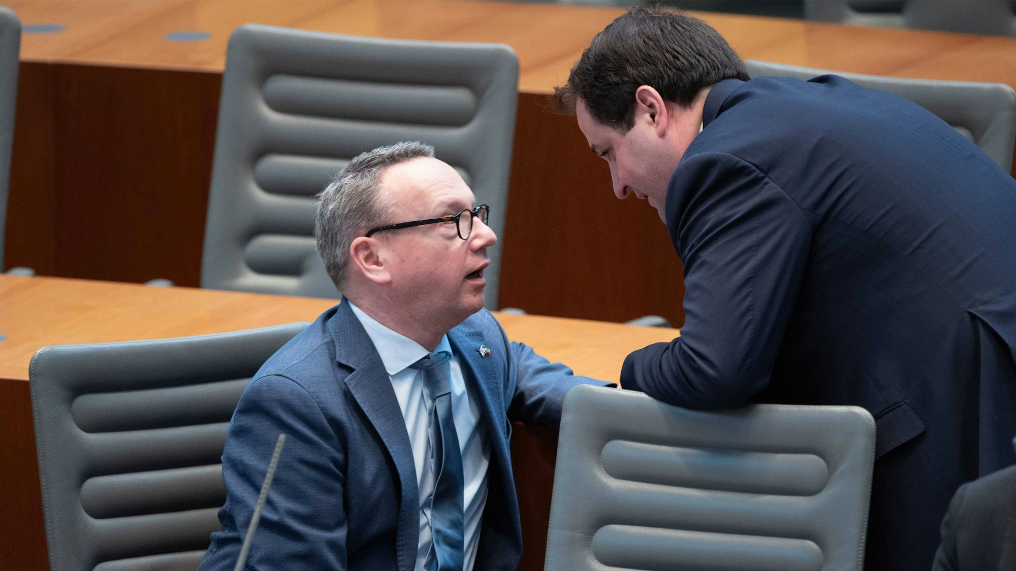 NRW-Justizminister Benjamin Limbach und der Chef der Staatskanzlei, Nathanael Liminski, sind im vertraulichen Gespräch im Landtag zu sehen.