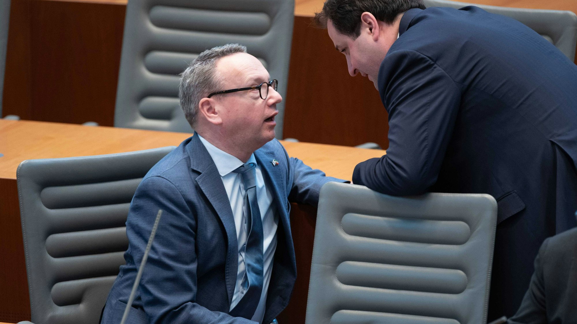 NRW-Justizminister Benjamin Limbach (Grüne) spricht im Landtag mit dem Chef der Staatskanzlei, Nathanael Liminski (CDU).