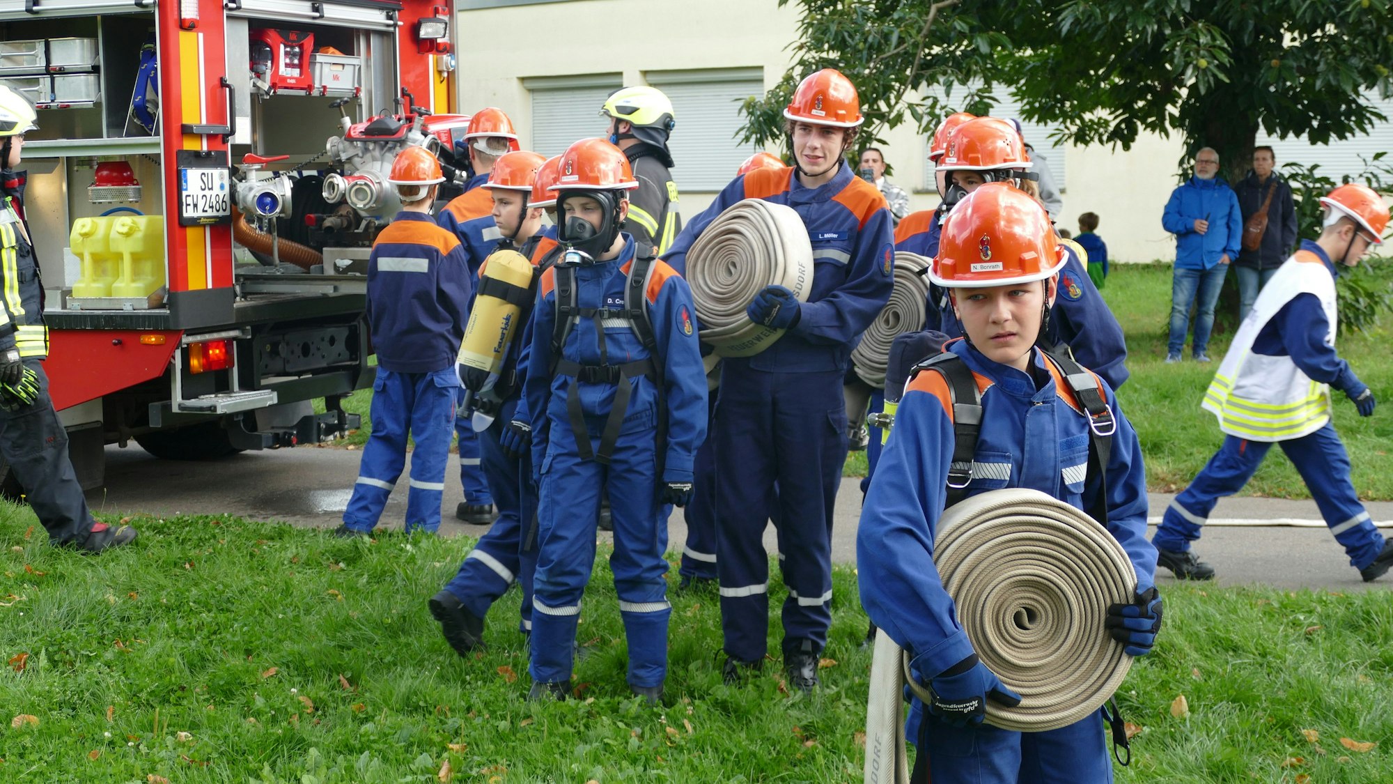 Kinder der Jugendfeuerwehr halten Schlaurollen in den Händen.