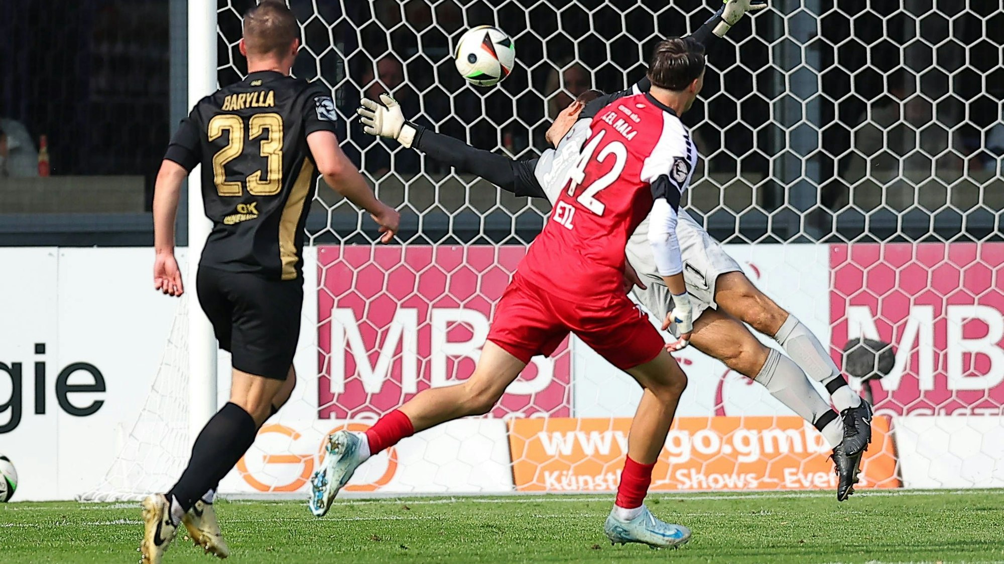 Mit einem wuchtigen Rechtsschuss erzielt Malek El Mala das 2:0 für Viktoria Köln gegen Aue.