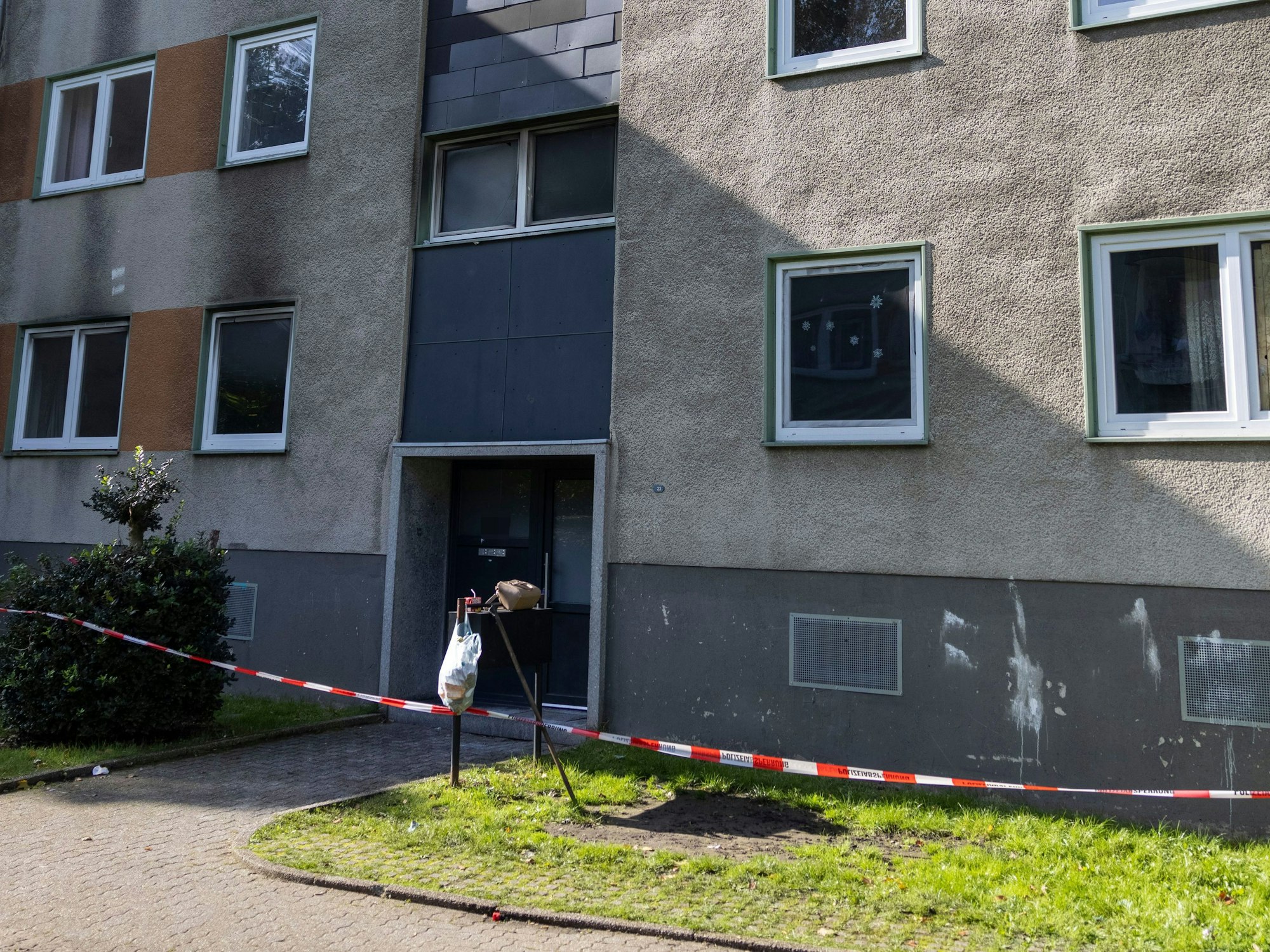 29.09.2024, Nordrhein-Westfalen, Essen: Blick auf ein Mehrfamilienhaus. Bei mehreren Bränden sind 31 Menschen verletzt worden - zwei Kinder schweben in Lebensgefahr. Die Einsatzkräfte waren an drei Orten parallel im Einsatz, wie die Feuerwehr mitteilte. Der Tatverdächtige wurde festgenommen, nachdem er mutmaßlich mit einem Lieferwagen in ein Geschäft gefahren ist.