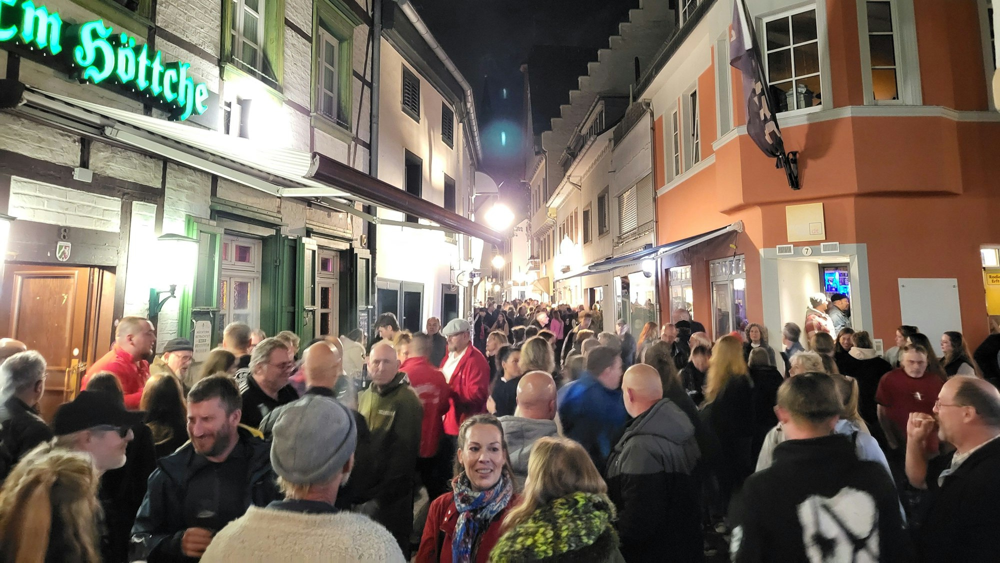 Eine Menschenmenge in einer Gasse in Brühl.