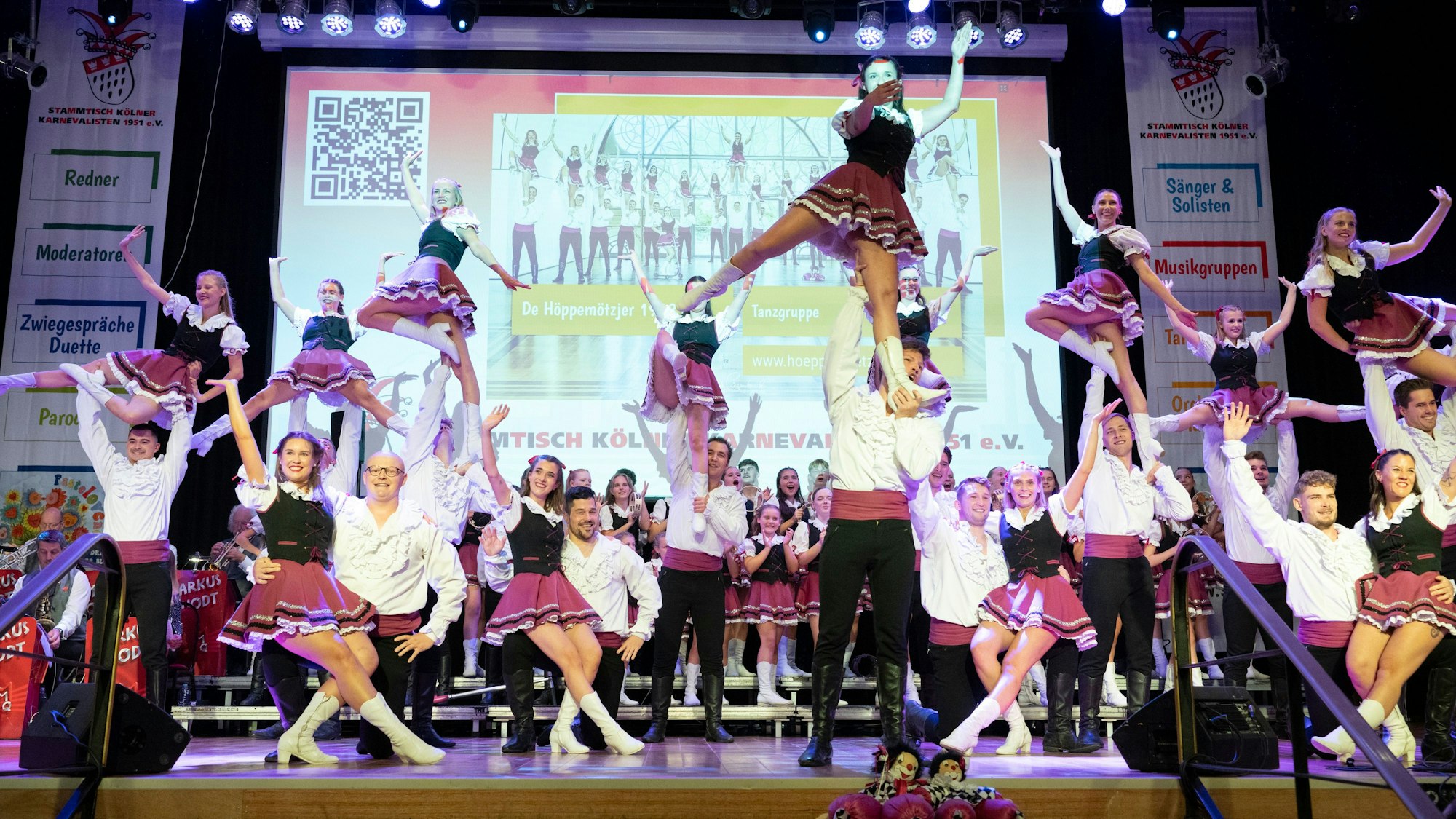 Die Tanzgruppe „De Höppemötzjer“ treten im Sartory-Saal auf.