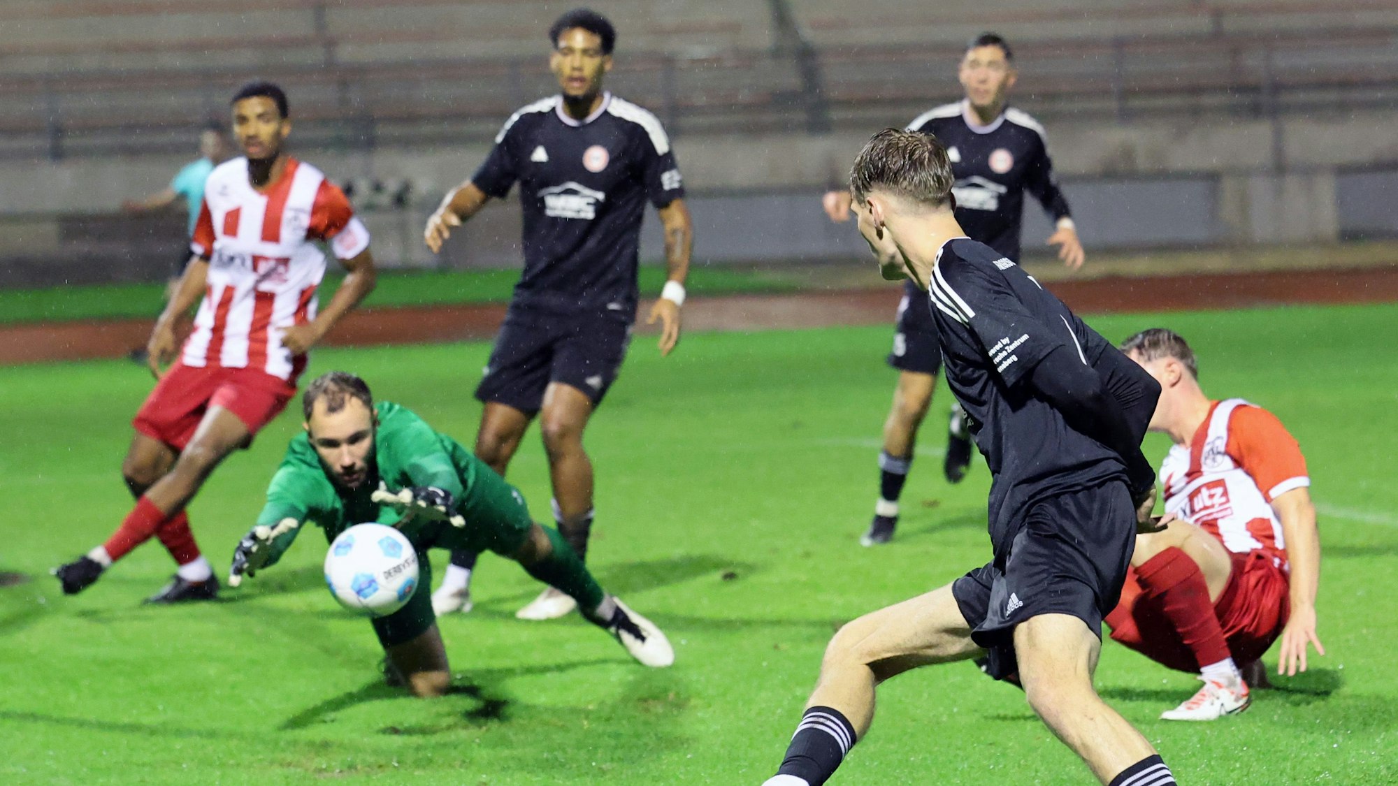 Luca Wilsing vom FC Hennef 05 packt sicher zu.