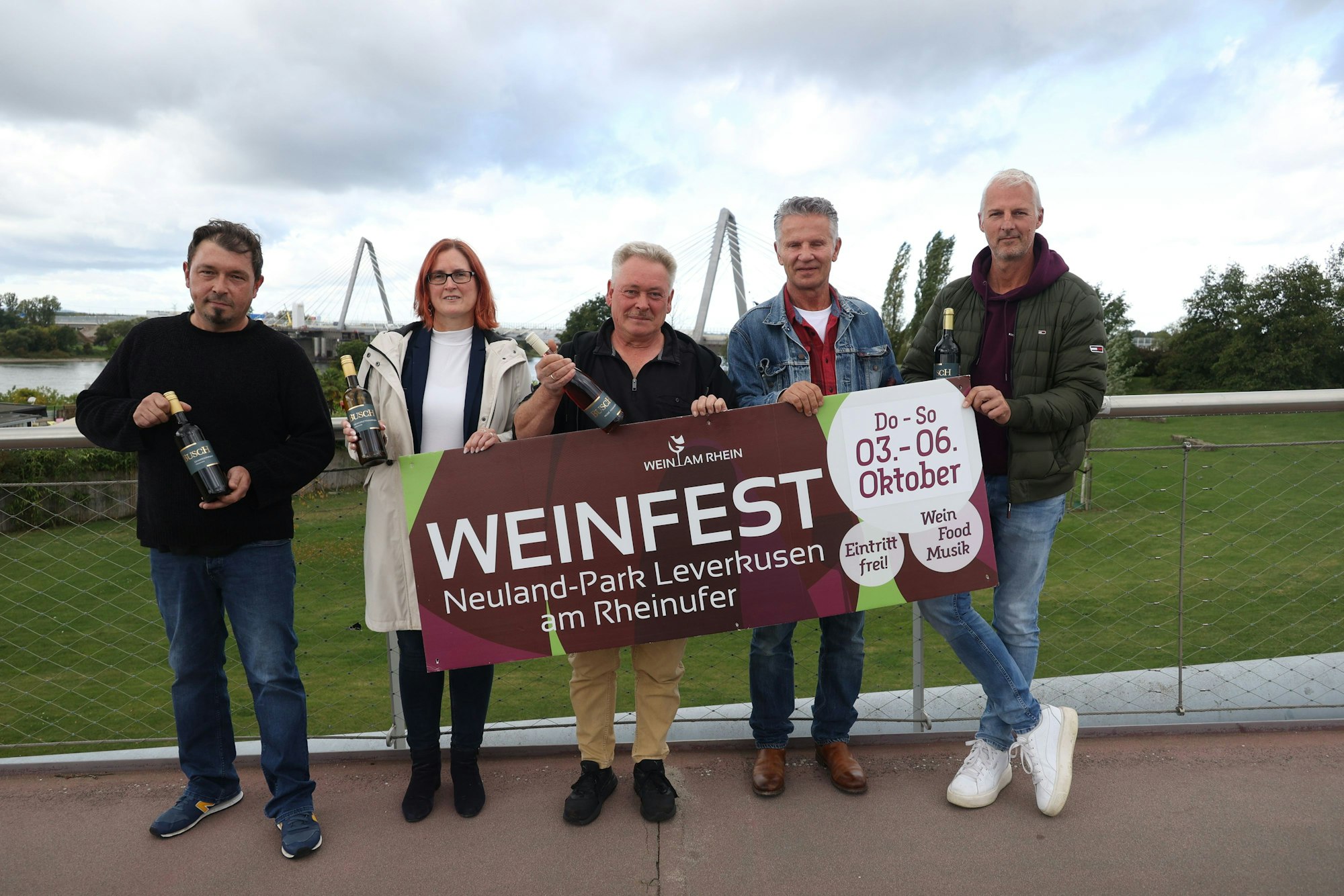 Menschen mit Plakat
