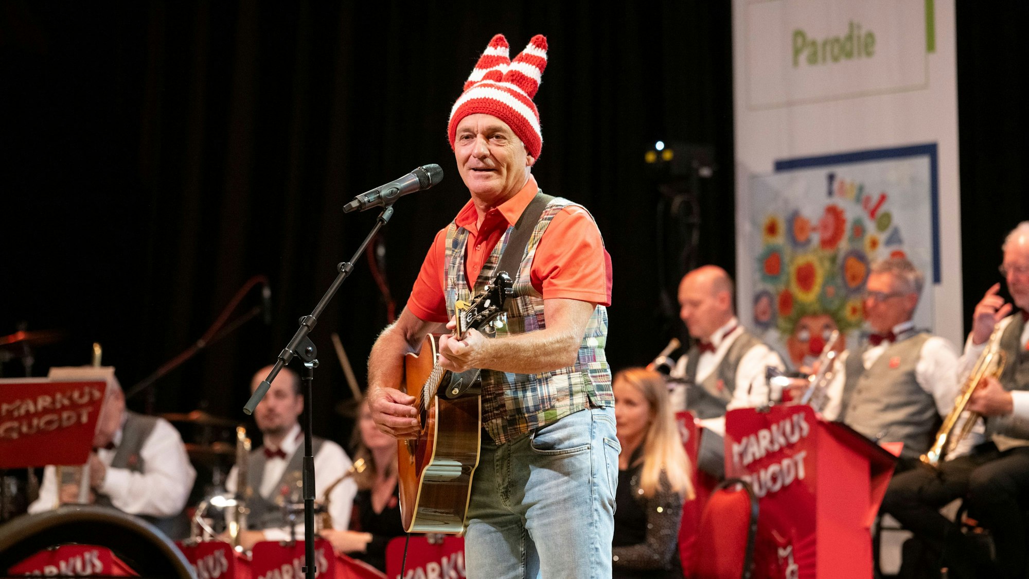 Der Musiker „Jeck noh Note“ alias Harald Voß, spielt Gitarre.