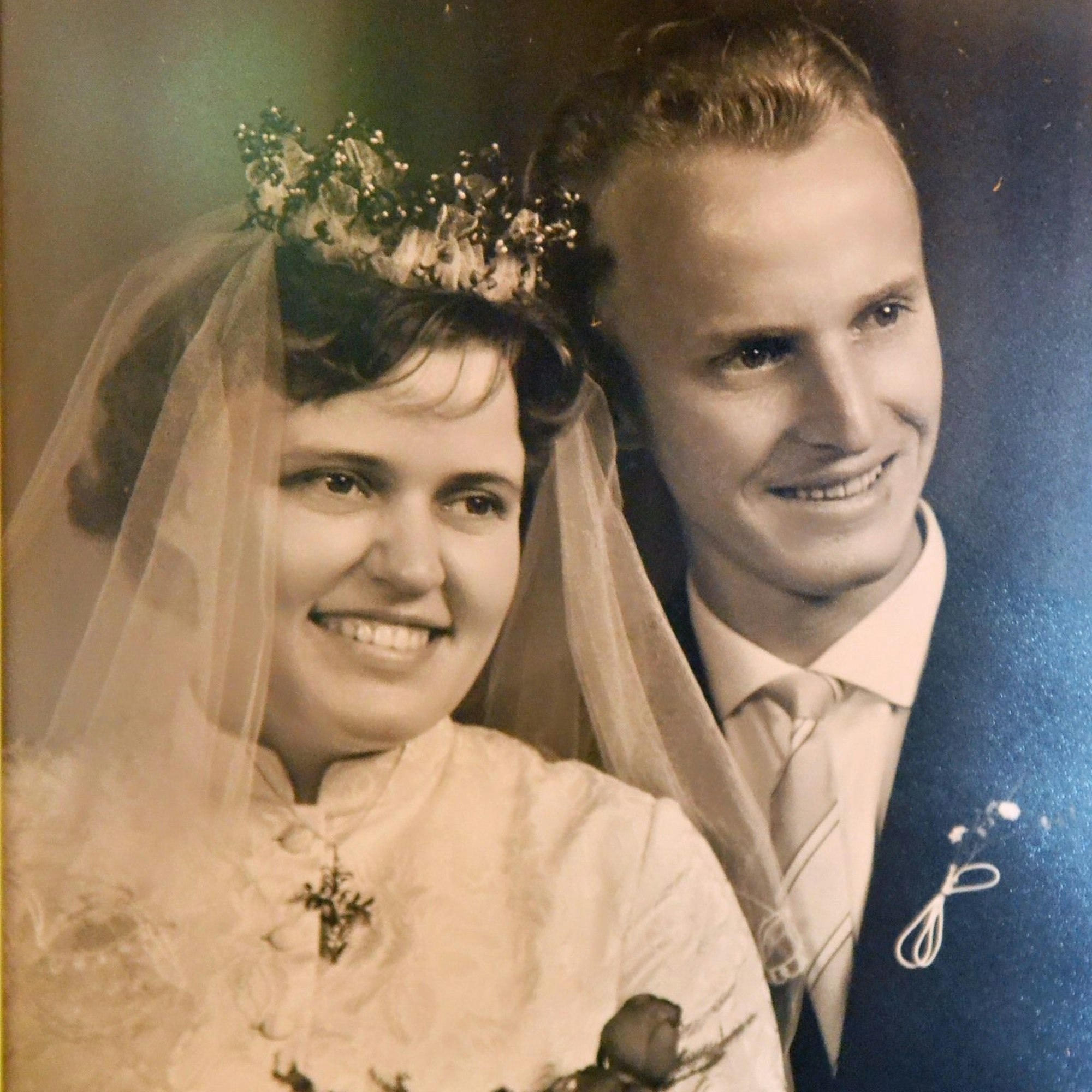 Ein altes schwarz-weißes Foto zeigt Anna und Heinrich Wagner an ihrem Hochzeitstag. Sie trägt ein Krönchen mit weißem Schleier und ein hochgeschlossenes Kleid, er einen dunklen Anzug mit Krawatte und Ansteckblümchen.