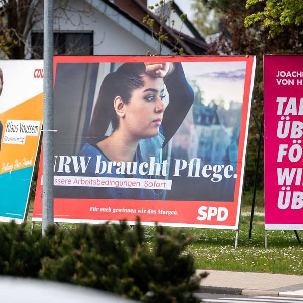 Mehrere große Wahlplakate von CDU, SPD und FDP zur Landtagswahl 2022 stehen nebeneinander.