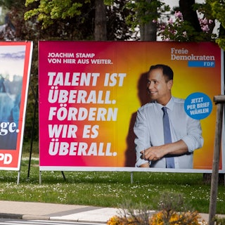 Mehrere große Wahlplakate von CDU, SPD und FDP zur Landtagswahl 2022 stehen nebeneinander.