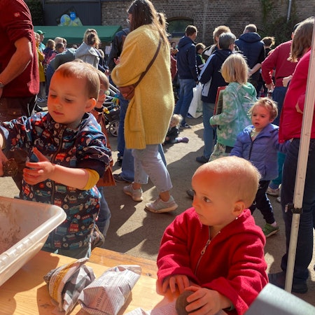 Zwei Kinder an einer Matschkiste