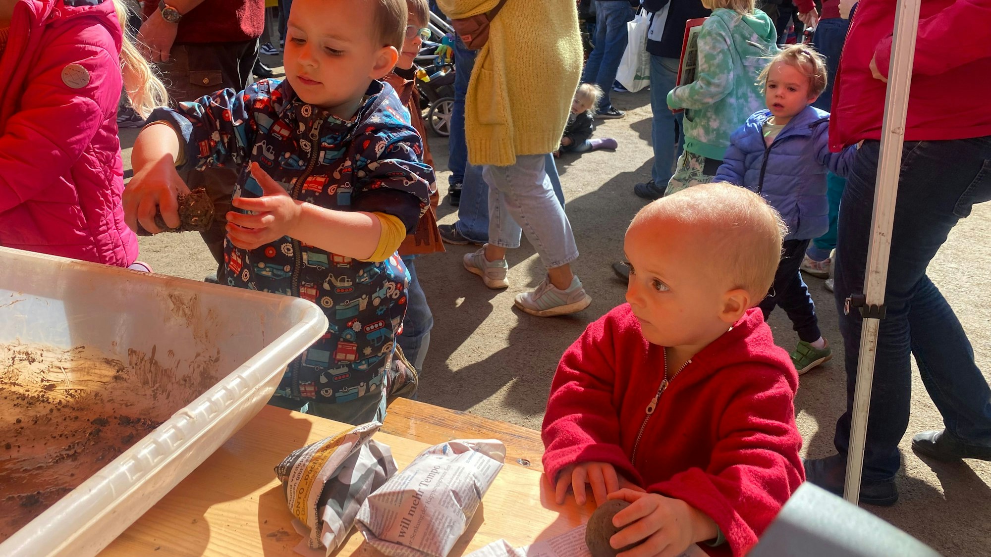 Zwei Kinder an einer Matschkiste