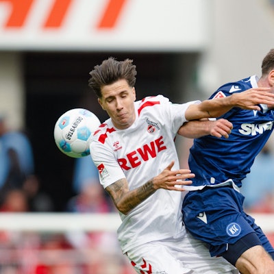 Kölns Denis Huseinbasic (l) und Karlsruhes Leon Jensen kämpfen um den Ball.