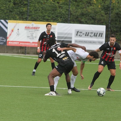 Alec Vinci (Mitte) und der Siegburger SV 04 geraten im Duell mit Teutonia Weiden ins Straucheln.