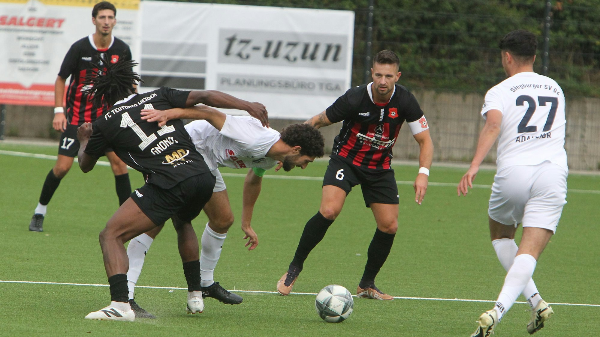 Alec Vinci (Mitte) und der Siegburger SV 04 geraten im Duell mit Teutonia Weiden ins Straucheln.