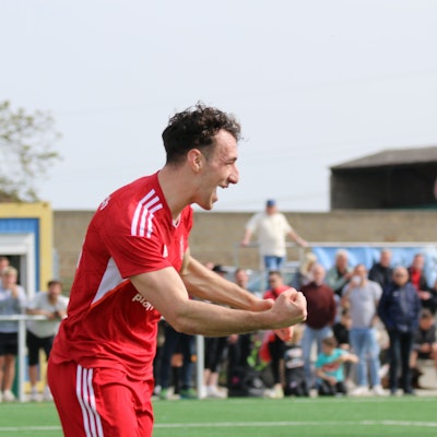 Zülpichs Luca Ohrem ballt die Fäuste und schreit seine Freude heraus.