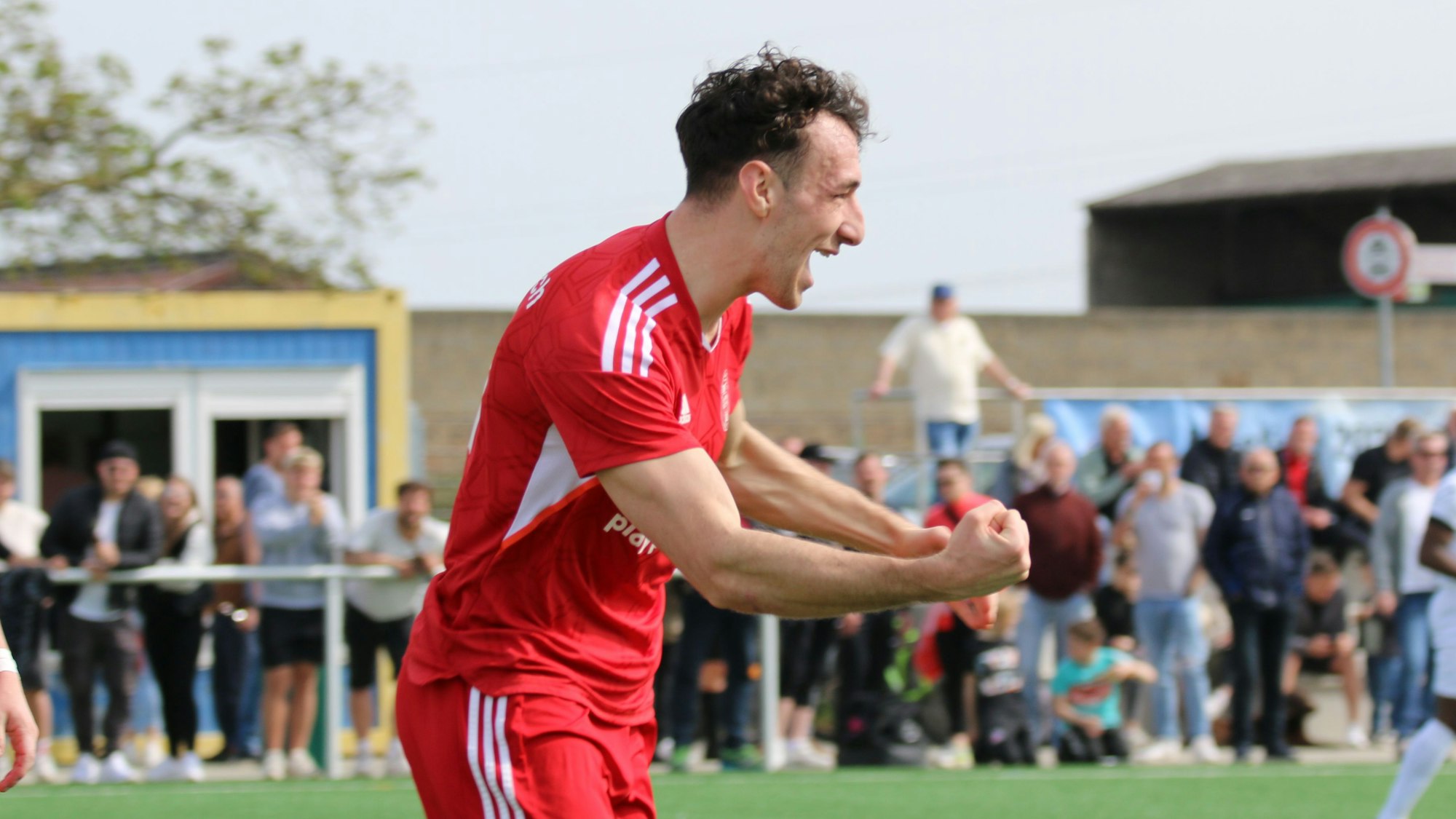 Zülpichs Luca Ohrem ballt die Fäuste und schreit seine Freude heraus.