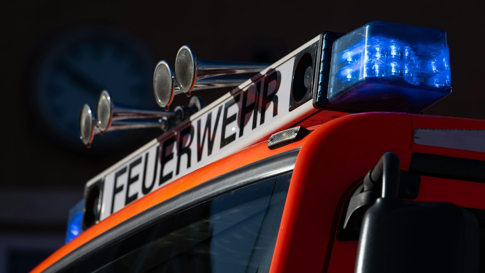 Einsatzfahrzeug der Feuerwehr mit eingeschaltetem Blaulicht. (Symbolbild)