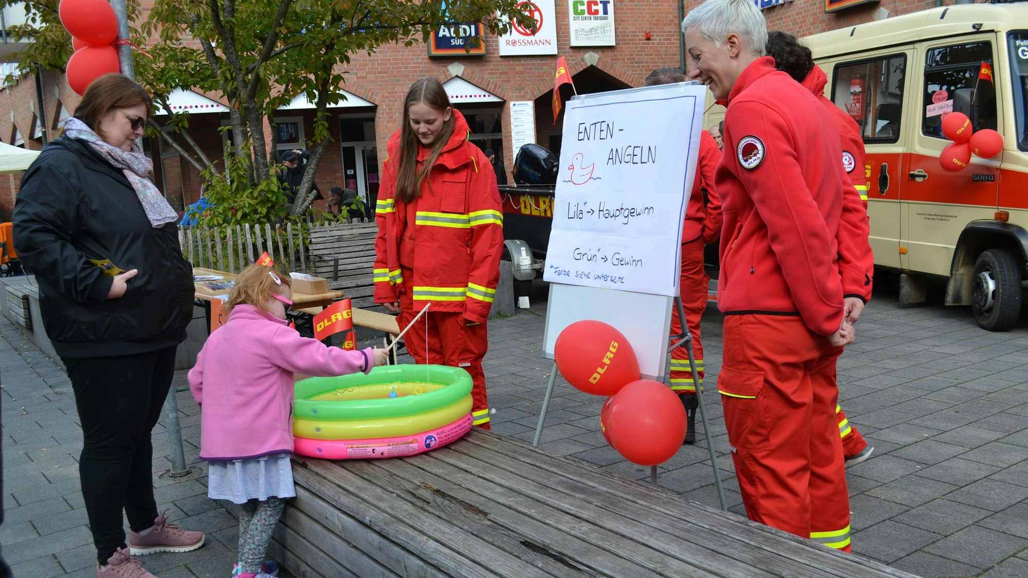 Bei der DLRG konnte der Nachwuchs nach Plastikenten angeln