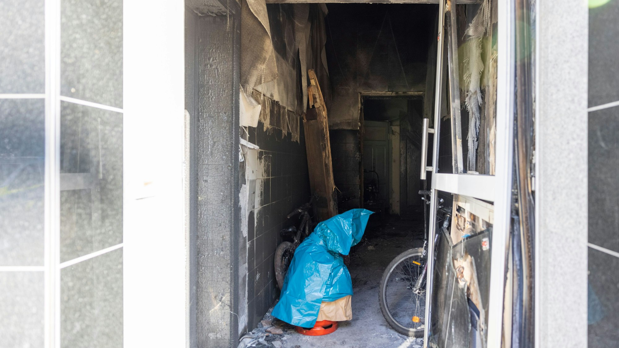 Essen: Blick in ein Treppenhaus nach einem Brand.