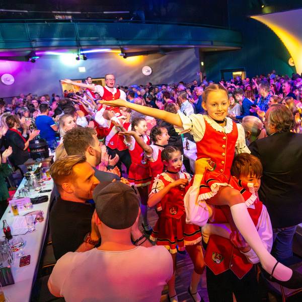 Die Tanzgruppe Strunde-Pänz zieht in den Saal ein.