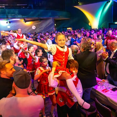 Die Tanzgruppe Strunde-Pänz zieht in den Saal ein.