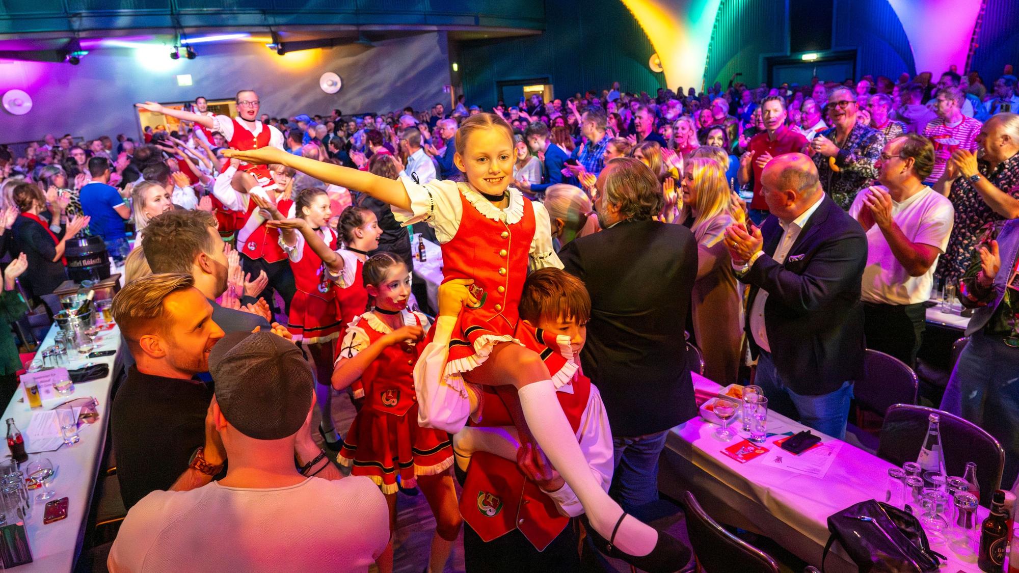 Die Tanzgruppe Strunde-Pänz zieht in den Saal ein.