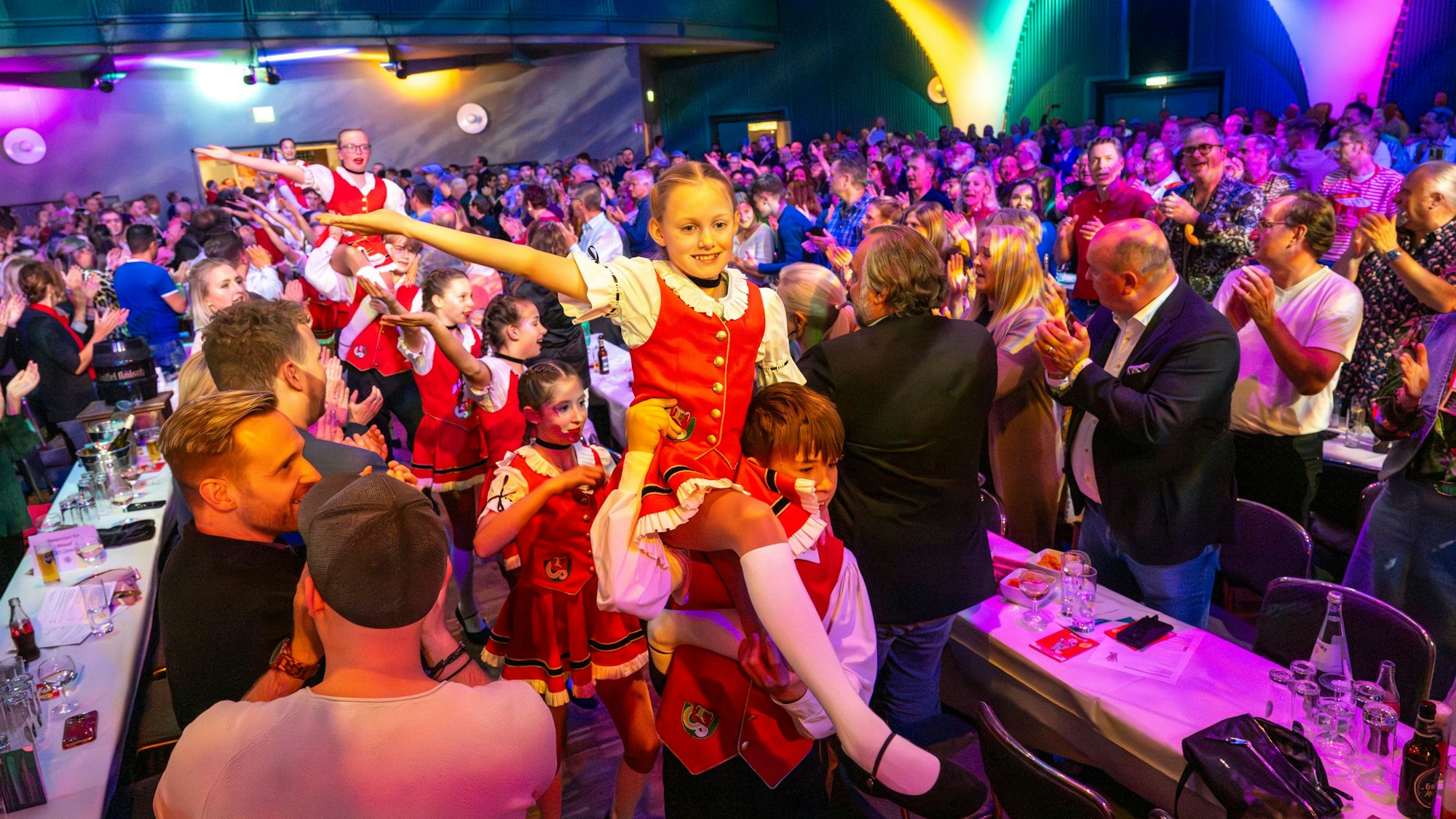 Die Tanzgruppe Strunde-Pänz zieht in den Saal ein.