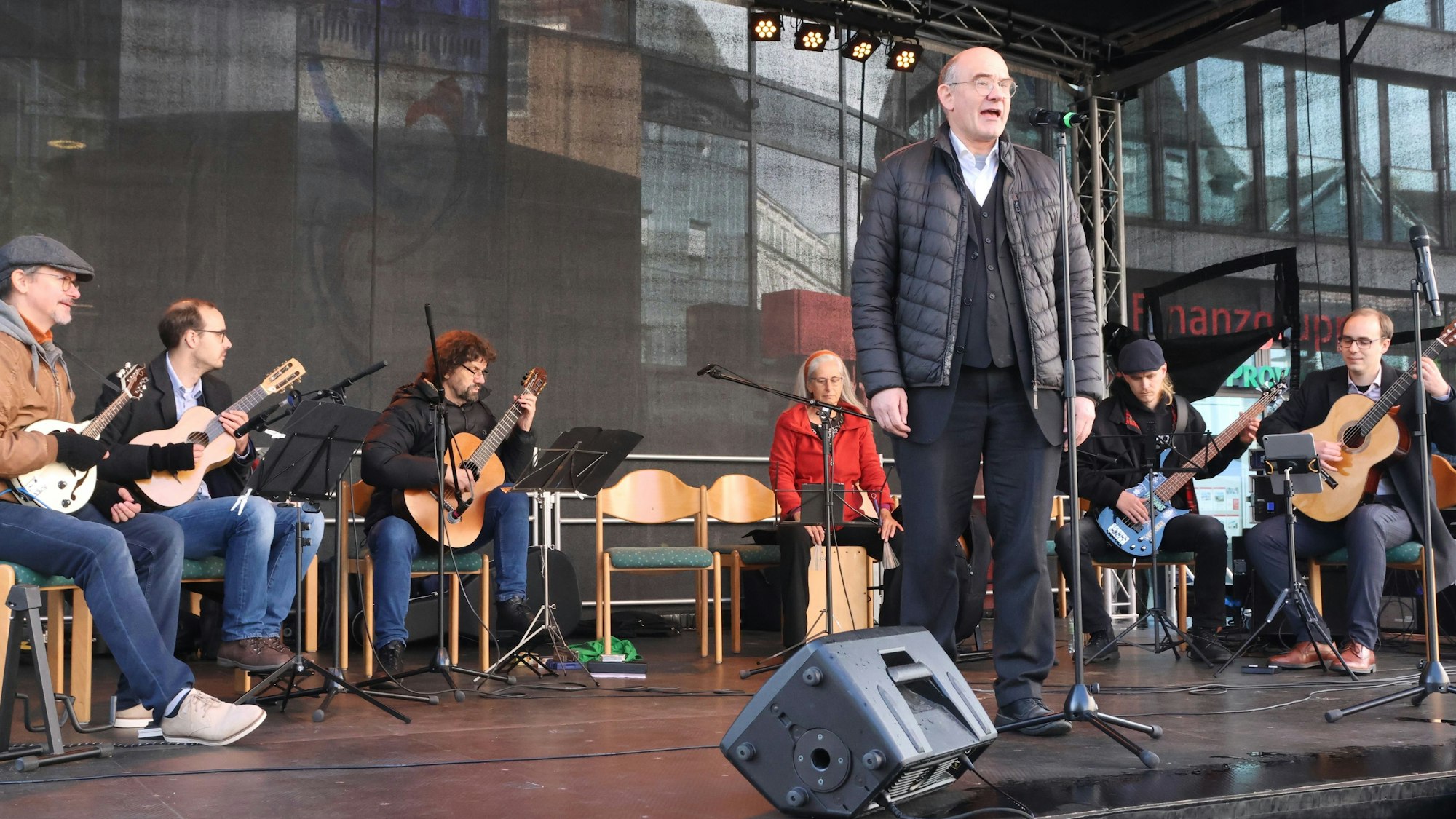 Blick auf eine Bühne mit Musikern