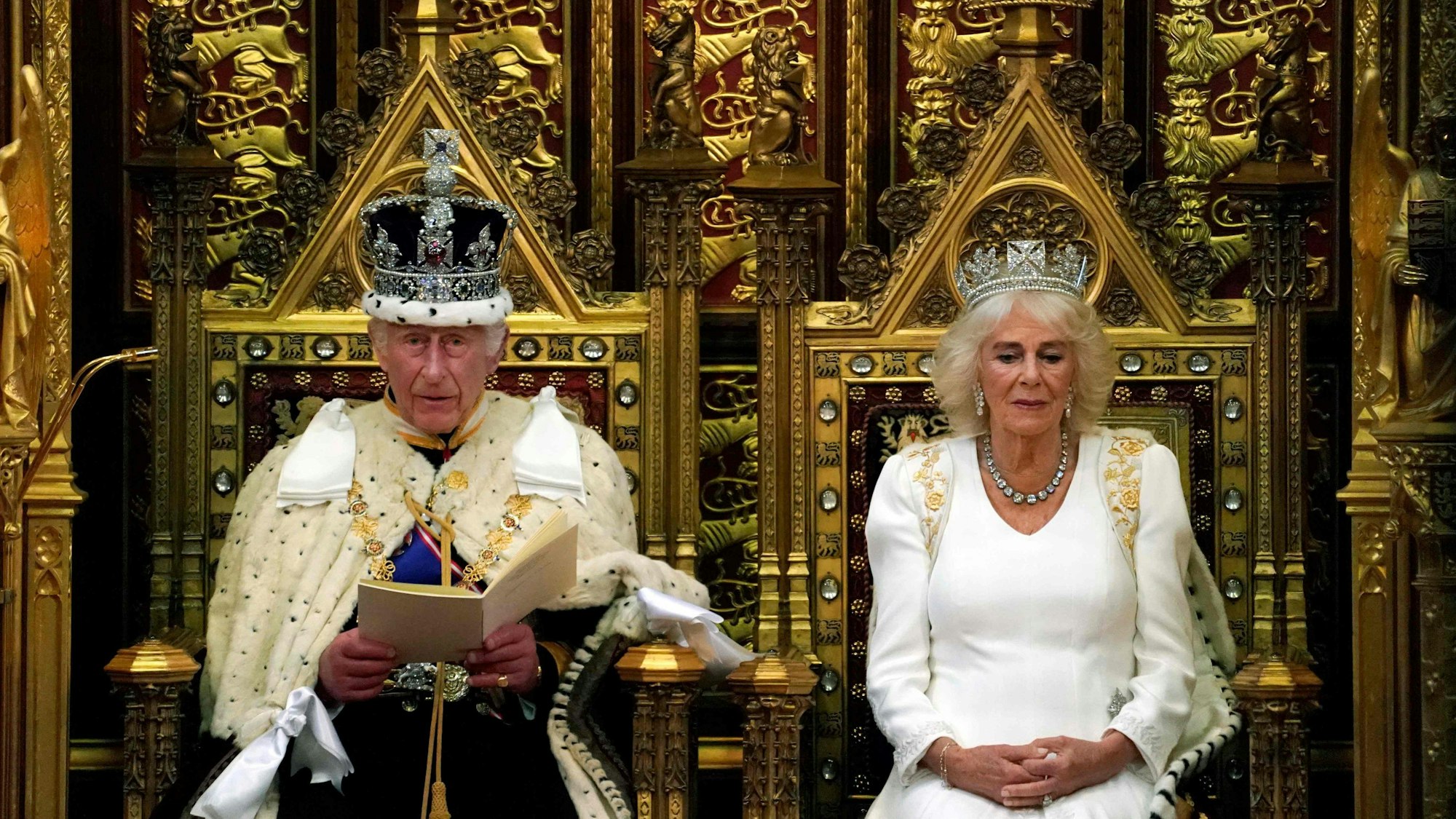 König Charles III. und Ehefrau Camilla im House of Lords.