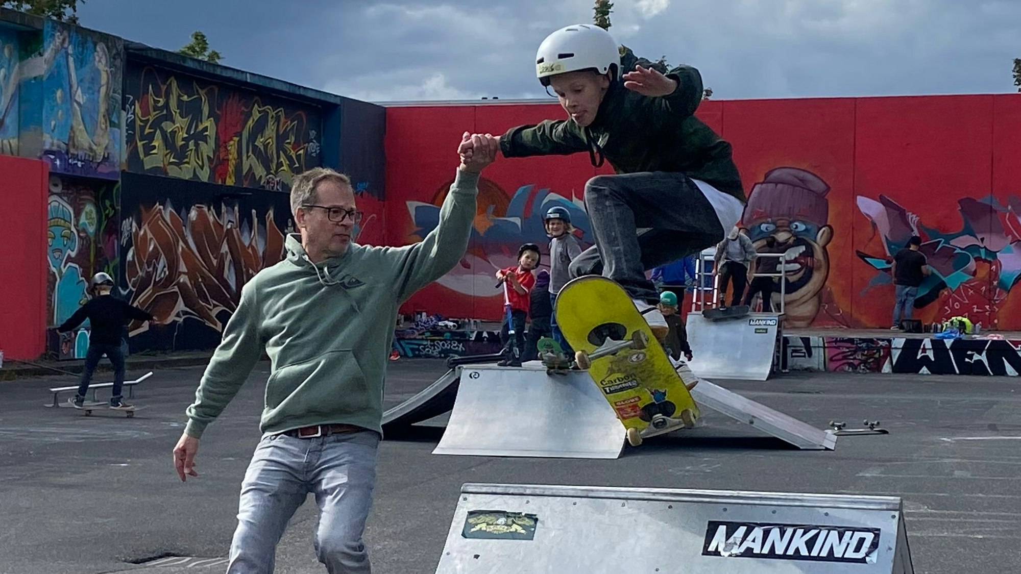 Louis übt mit seinem Vater Tricks.