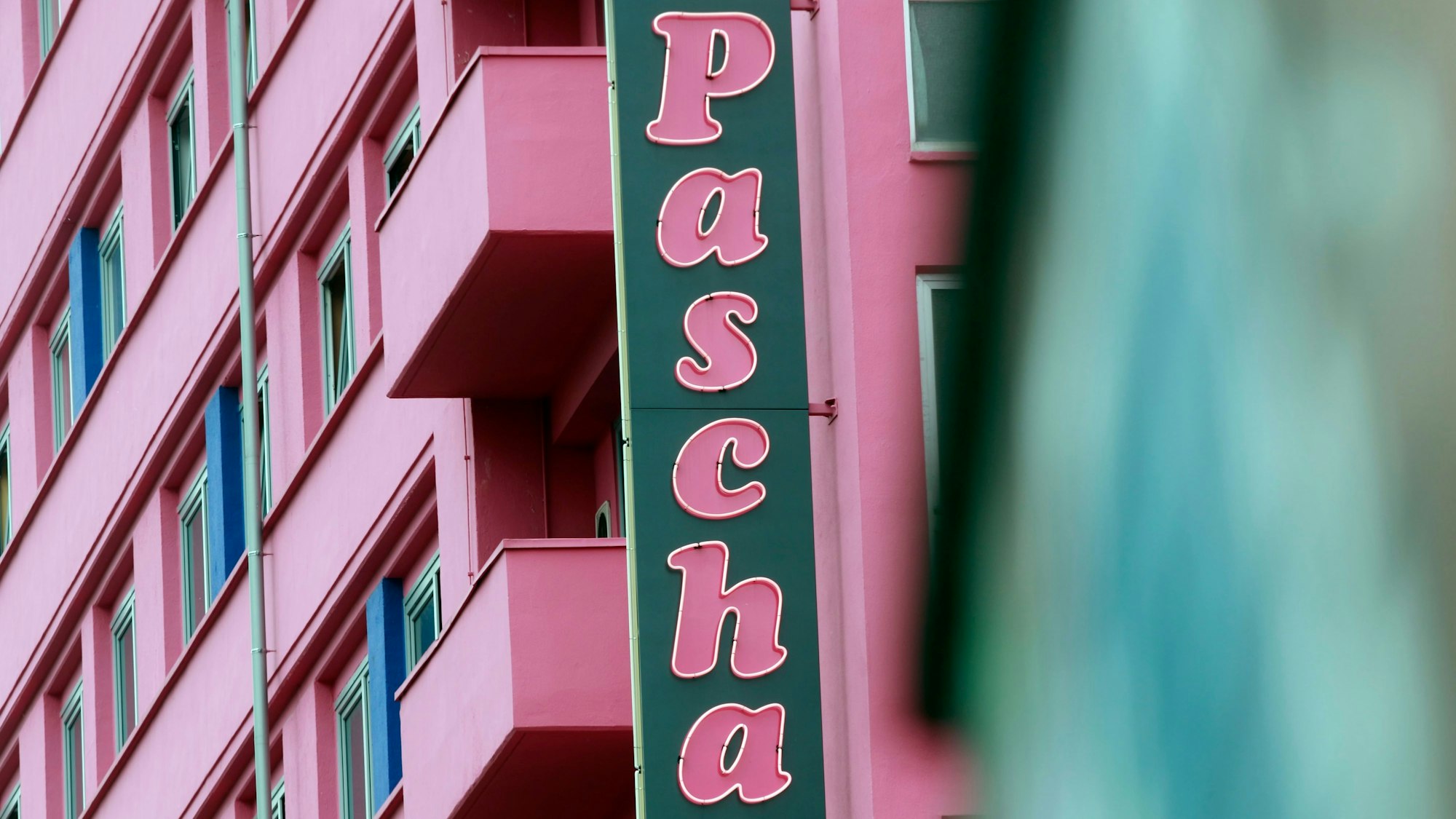 Das Großbordell Pascha in der Hornstraße in Köln ist von außen nah zu sehen: Pinkfarbene Fassade und der Schriftzug Pascha.