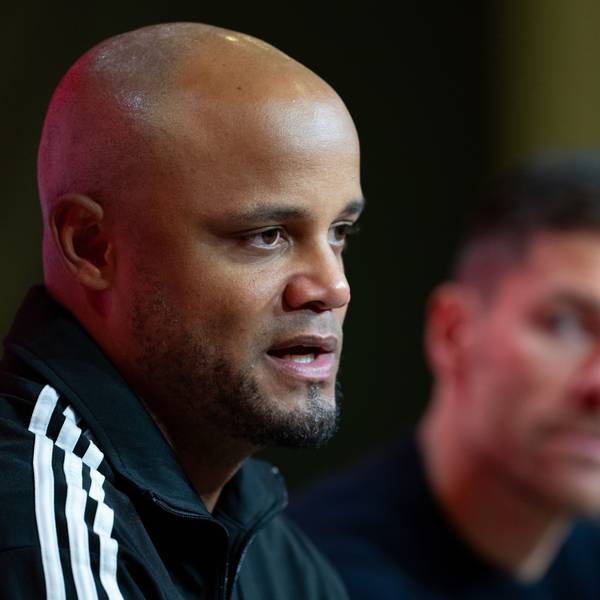 Trainer Vincent Kompany (l) von München und Trainer Xabi Alonso von Leverkusen nehmen nach dem Spiel an einer Pressekonferenz teil.