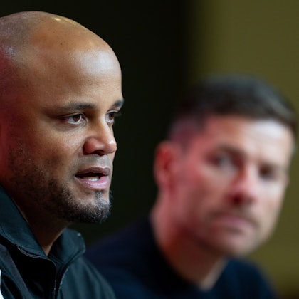 Trainer Vincent Kompany (l) von München und Trainer Xabi Alonso von Leverkusen nehmen nach dem Spiel an einer Pressekonferenz teil.