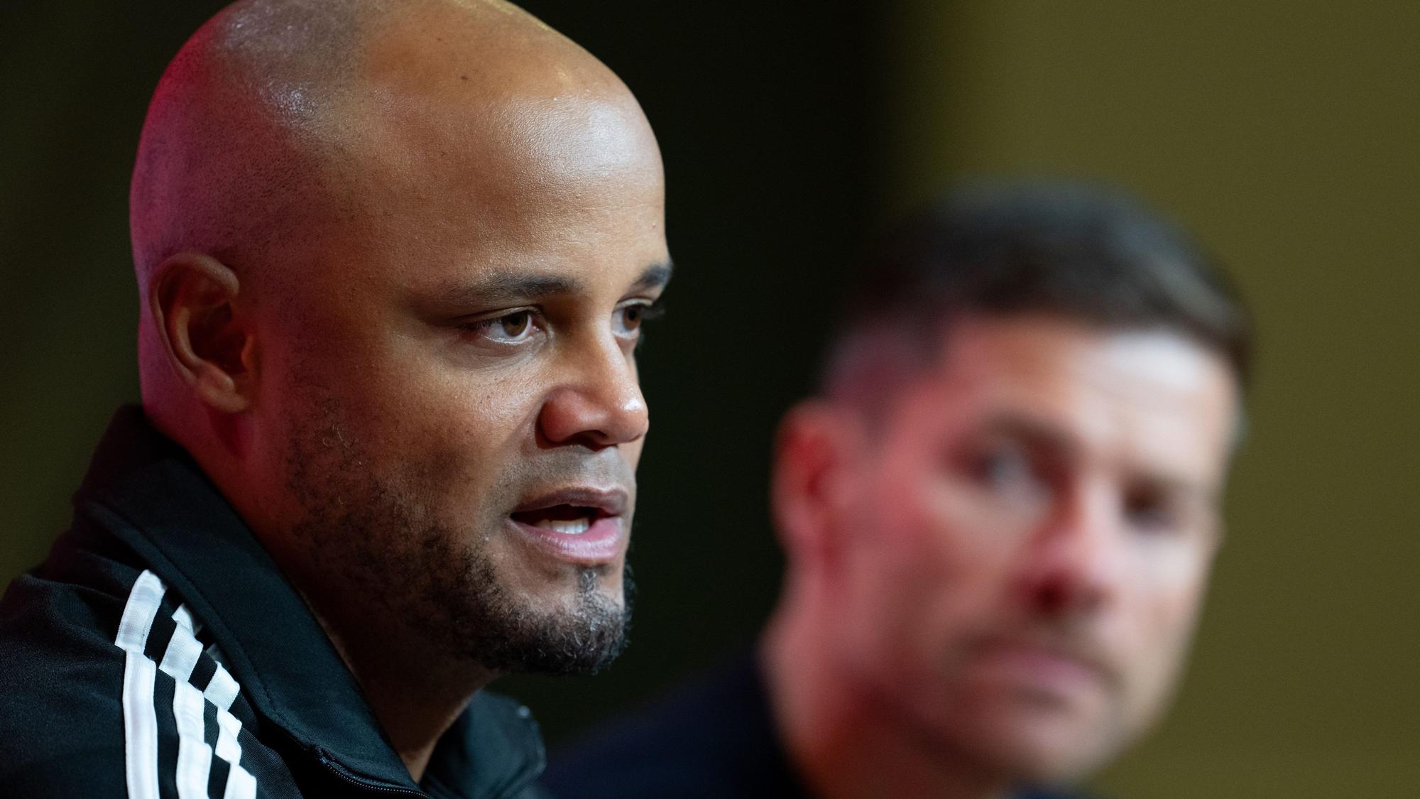 Trainer Vincent Kompany (l) von München und Trainer Xabi Alonso von Leverkusen nehmen nach dem Spiel an einer Pressekonferenz teil.