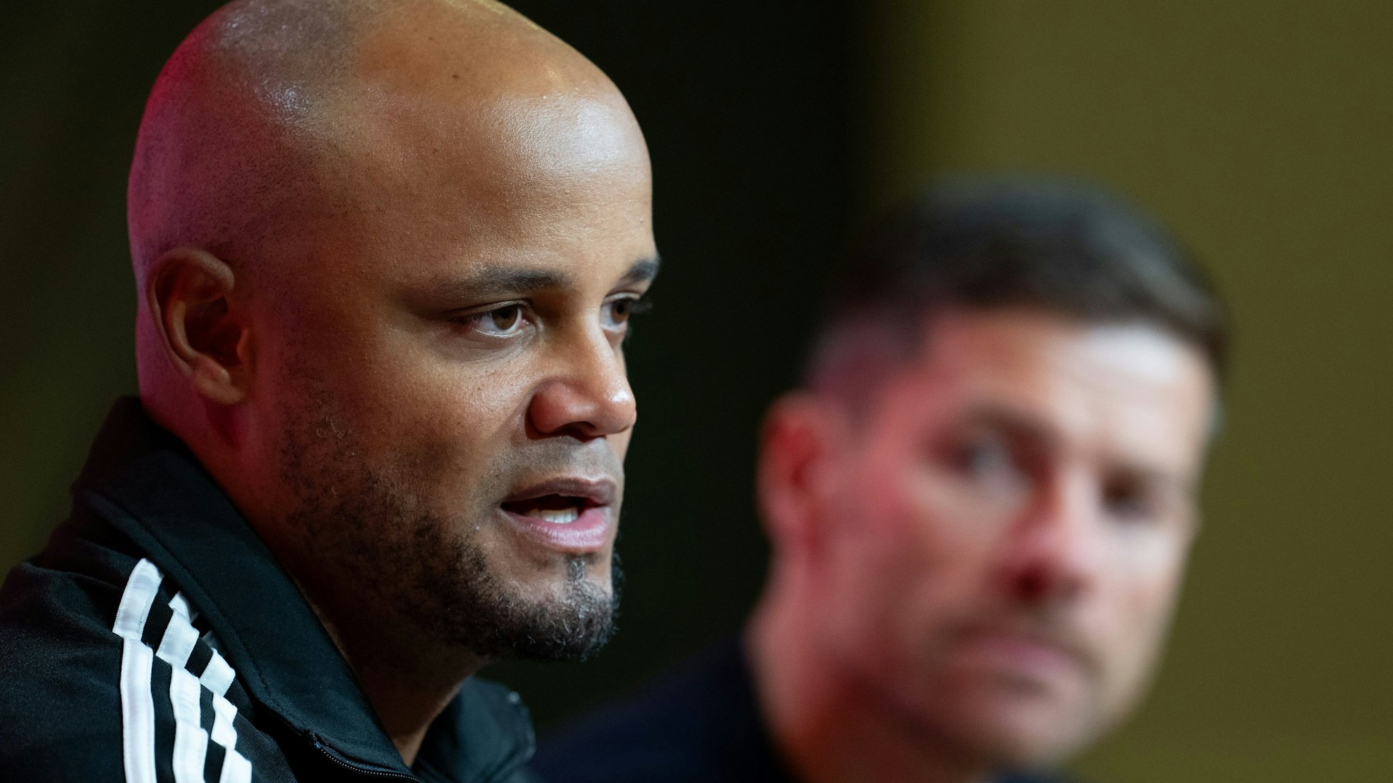 Trainer Vincent Kompany (l) von München und Trainer Xabi Alonso von Leverkusen nehmen nach dem Spiel an einer Pressekonferenz teil.