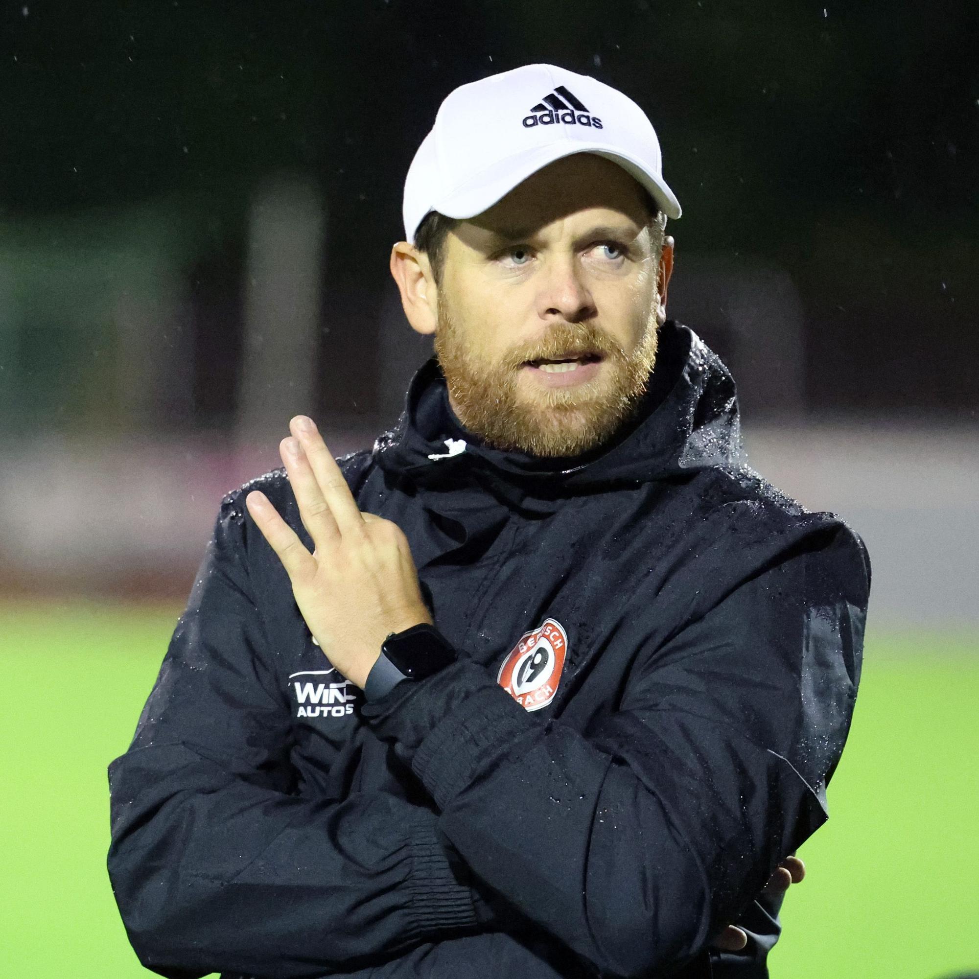 SV-Trainer Mike Wunderlich in der Jacke des SV 09.