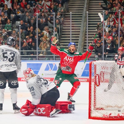 Alexander Oblinger 50, Augsburger Panther, Adam Almquist 53, Kölner Haie, Mirko Pantkowski 30, Kölner Haie, Anrei Hakulinen 94, Augsburger Panther, beim Spiel Augsburger Panther vs. Kölner Haie.