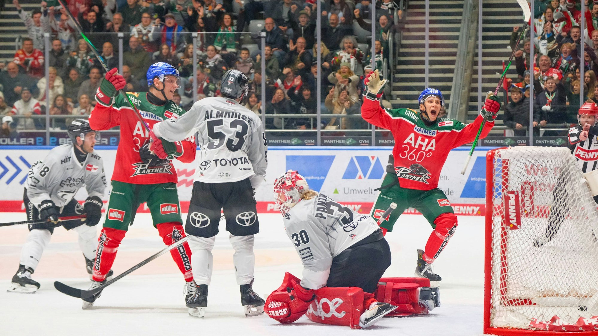 Alexander Oblinger 50, Augsburger Panther, Adam Almquist 53, Kölner Haie, Mirko Pantkowski 30, Kölner Haie, Anrei Hakulinen 94, Augsburger Panther, beim Spiel Augsburger Panther vs. Kölner Haie.