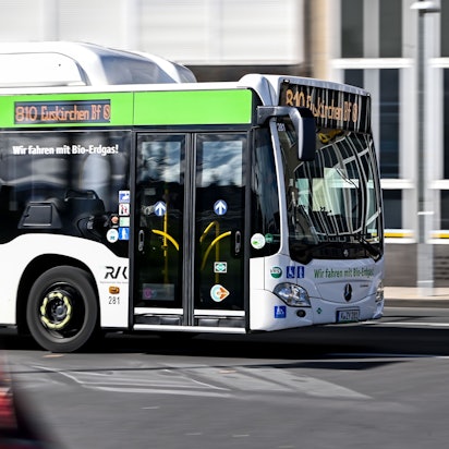 Das Bild zeigt einen Bus der Linie 810, wie er kurz dem Bahnhof in Euskirchen in Richtung Bussteig abbiegt
