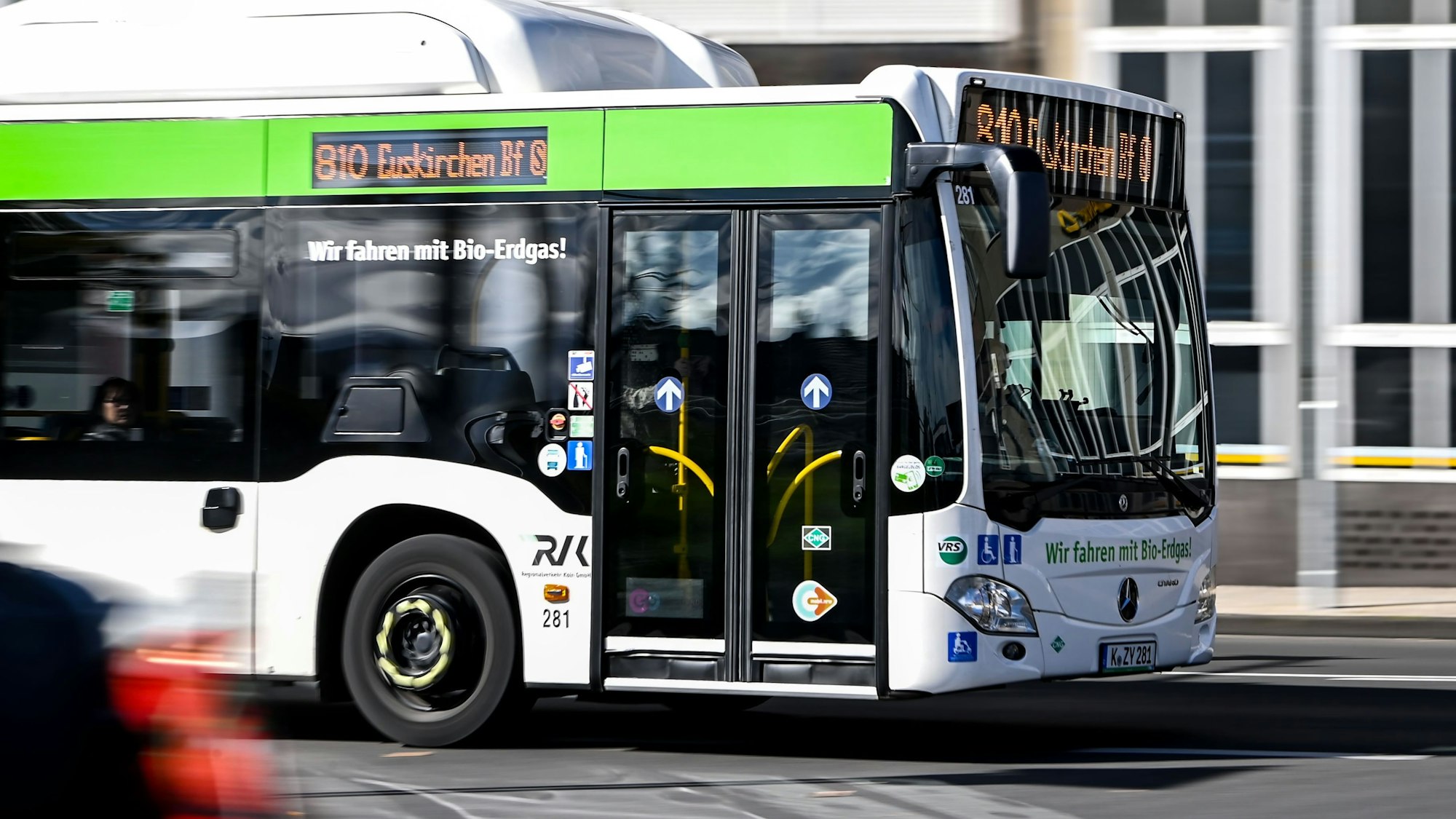 Das Bild zeigt einen Bus der Linie 810, wie er kurz dem Bahnhof in Euskirchen in Richtung Bussteig abbiegt