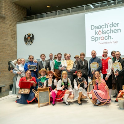Die Preisträger des Lehrer-Welsch-Preises mit der Kölner Oberbürgermeisterin Henriette Reker und Mitgliedern der Tanzgruppe Kölsch Hänneschen im historischen Rathaus.