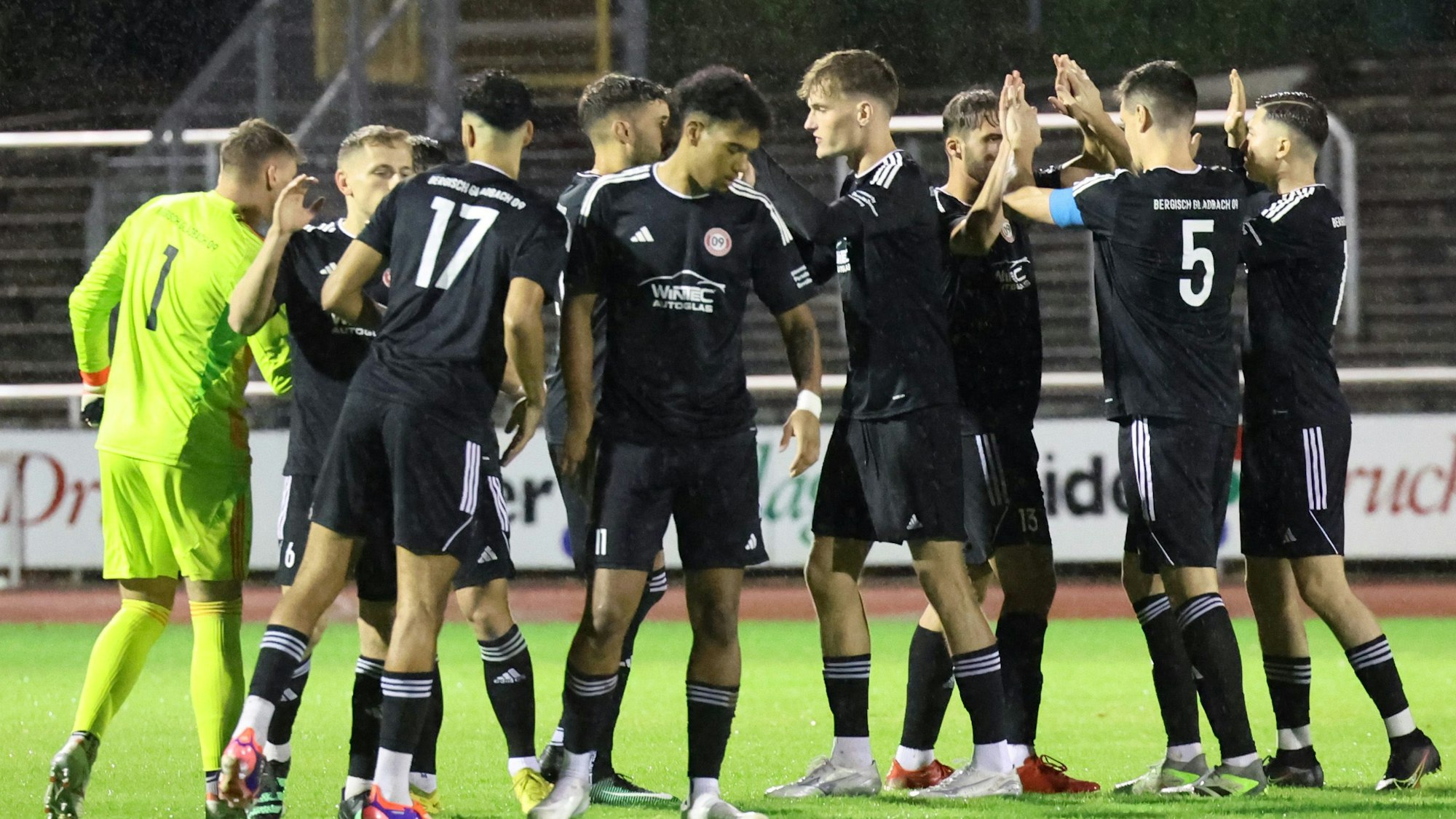 Die Mannschaft des SV Bergisch Gladbach 09 motiviert sich vor dem Anpfiff