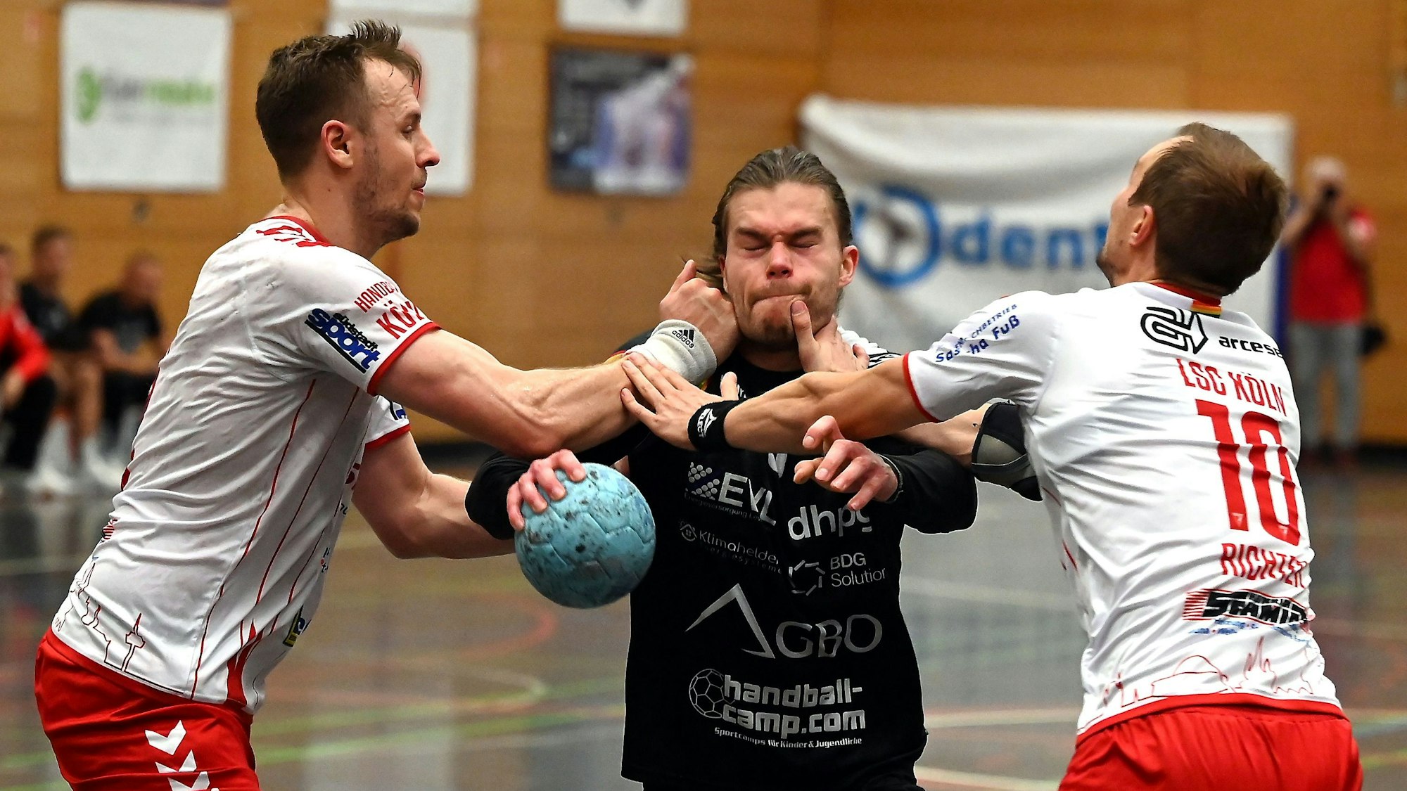 27.09.2024, Handball-Longericher SC Köln - TuS Opladen
links: Dustin Thöne (Longerich)
mitte: Maurice Meurer (Opladen)
rechts: Benjamin Richter (Longerich)
Foto: Uli Herhaus