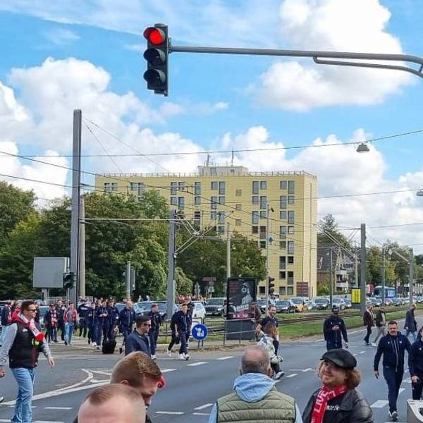 Weil der Mannschaftsbus des Karlsruher SC vor dem Spiel im Stau feststeckte, legten die Spieler, Trainer und Funktionäre des Fußball-Zweitligisten die letzten Meter zum Stadion zu Fuß zurück.