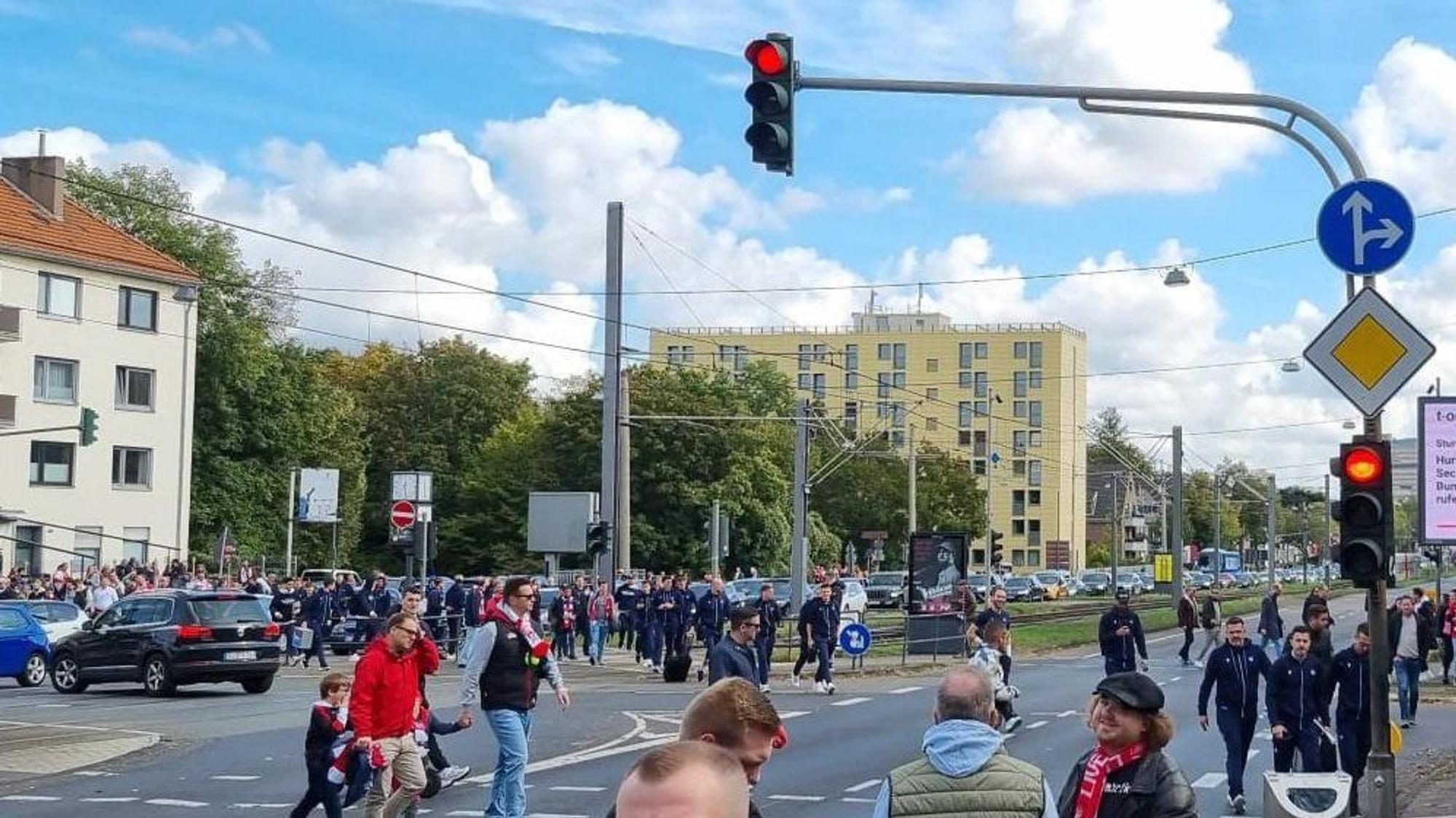 Weil der Mannschaftsbus des Karlsruher SC vor dem Spiel im Stau feststeckte, legten die Spieler, Trainer und Funktionäre des Fußball-Zweitligisten die letzten Meter zum Stadion zu Fuß zurück.