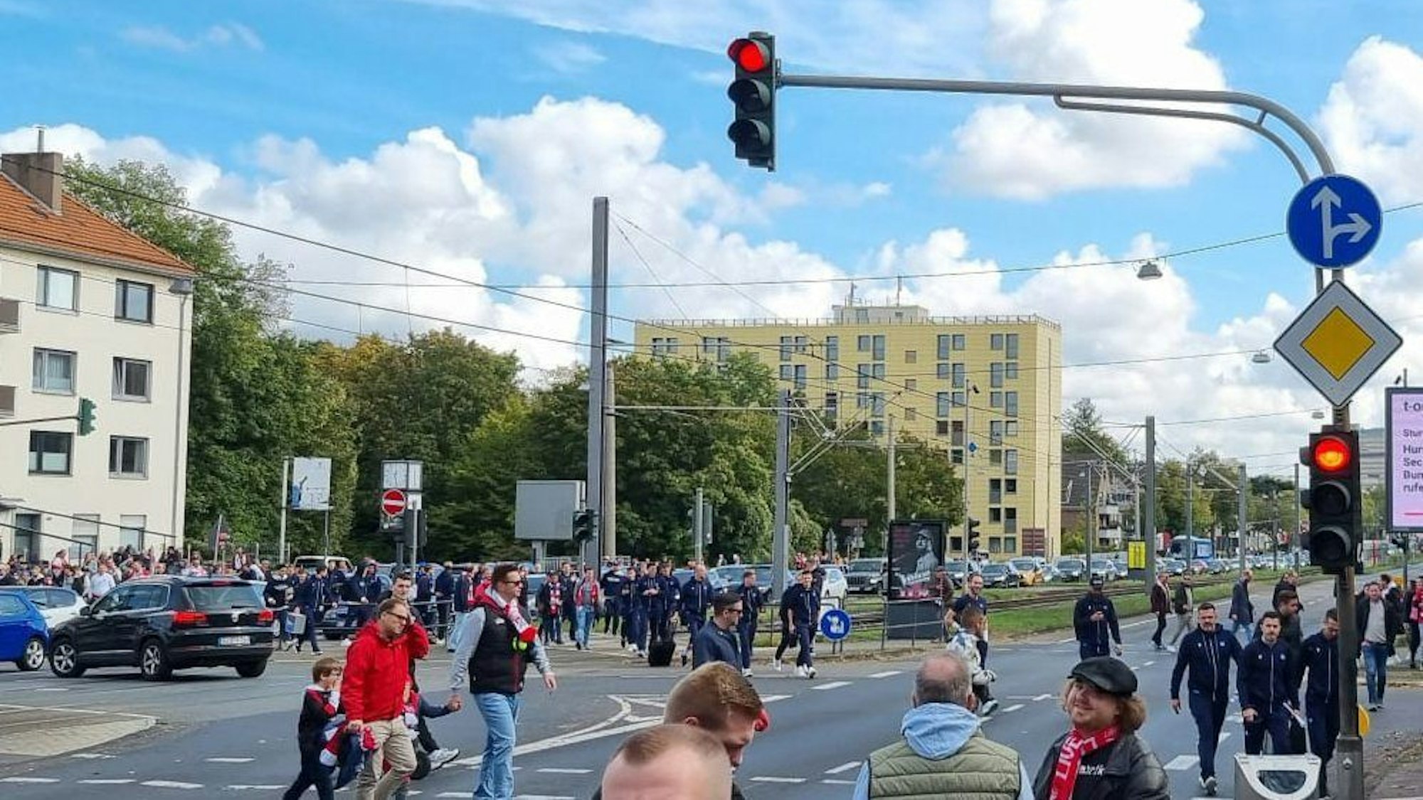 Weil der Mannschaftsbus des Karlsruher SC vor dem Spiel im Stau feststeckte, legten die Spieler, Trainer und Funktionäre des Fußball-Zweitligisten die letzten Meter zum Stadion zu Fuß zurück.