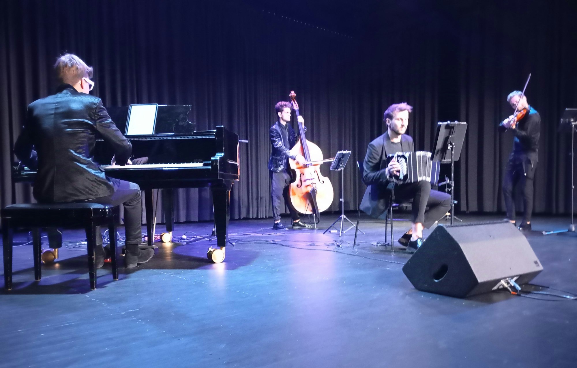 Auf dem Bild ist das Tango-Ensemble Bandonegro zu sehen.